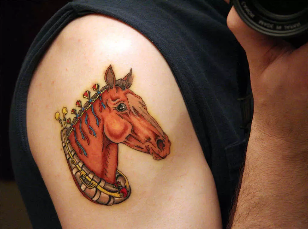 Tato dengan kuda: sketsa dan nilai tato, kuda tato untuk anak perempuan dan untuk pria, tato di tangan dan di belakang, tengkorak kuda dan kuda berapi-api, pilihan lain 13974_32