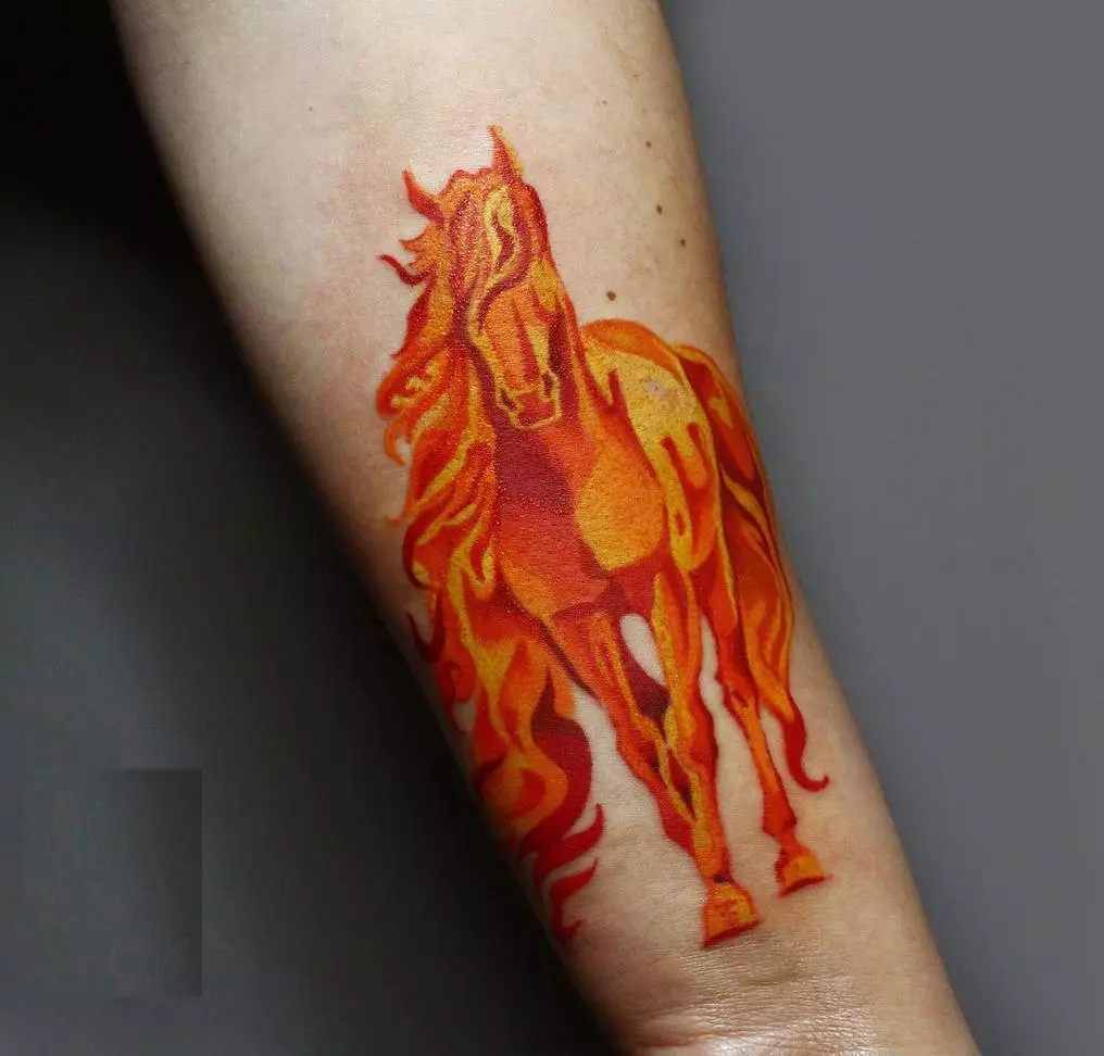 Tato dengan kuda: sketsa dan nilai tato, kuda tato untuk anak perempuan dan untuk pria, tato di tangan dan di belakang, tengkorak kuda dan kuda berapi-api, pilihan lain 13974_34
