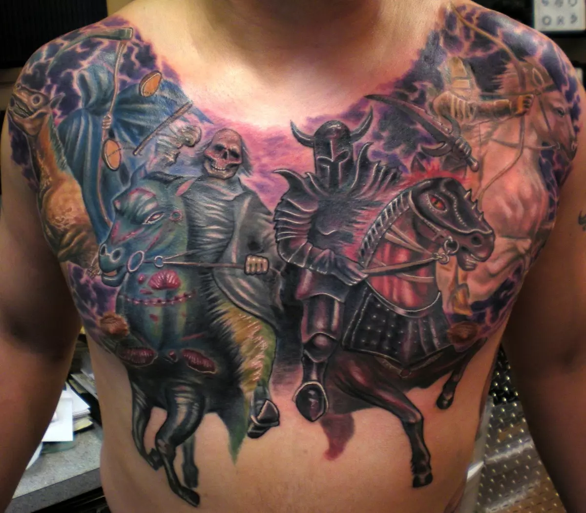 Tato dengan kuda: sketsa dan nilai tato, kuda tato untuk anak perempuan dan untuk pria, tato di tangan dan di belakang, tengkorak kuda dan kuda berapi-api, pilihan lain 13974_37