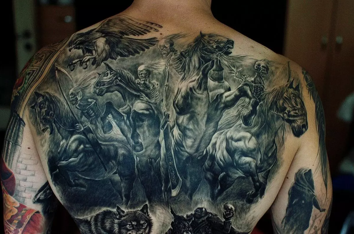 Tatuaj cu cai: schițe și valoare de tatuaje, cai de tatuaj pentru fete și pentru bărbați, tatuaj la îndemână și pe spate, craniu de cai și cal de foc, alte opțiuni 13974_39
