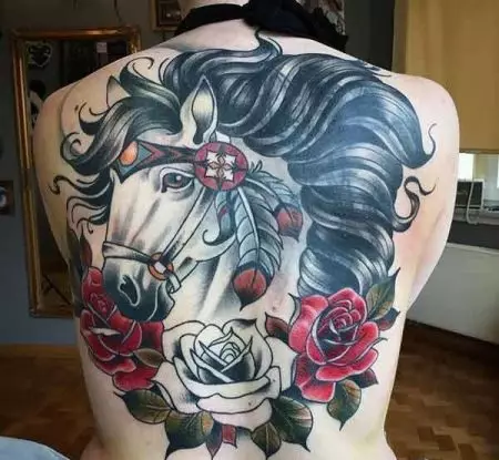 Tatovering med hester: skisser og verdi av tatoveringer, tatovering hester for jenter og for menn, tatovering på hånden og på baksiden, hodeskalle av hester og brennende hest, andre alternativer 13974_41