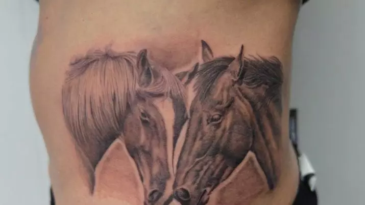 Tato dengan kuda: sketsa dan nilai tato, kuda tato untuk anak perempuan dan untuk pria, tato di tangan dan di belakang, tengkorak kuda dan kuda berapi-api, pilihan lain 13974_50