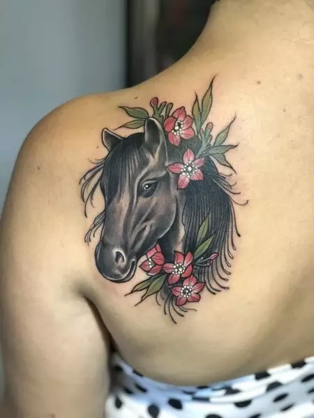 Tatovering med hester: skisser og verdi av tatoveringer, tatovering hester for jenter og for menn, tatovering på hånden og på baksiden, hodeskalle av hester og brennende hest, andre alternativer 13974_53