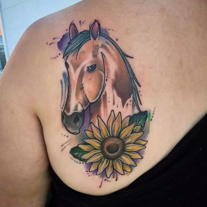 Tattoo Hevosilla: Tatuoinnit, tatuointi hevoset tytöille ja miehille, tatuointi käsillä ja takana, hevosten kallo ja fiery hevonen, muut vaihtoehdot 13974_6