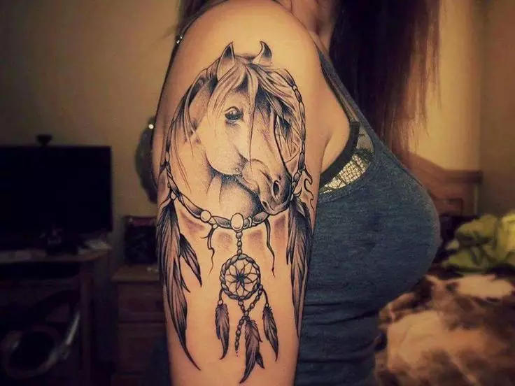 Tato dengan kuda: sketsa dan nilai tato, kuda tato untuk anak perempuan dan untuk pria, tato di tangan dan di belakang, tengkorak kuda dan kuda berapi-api, pilihan lain 13974_7