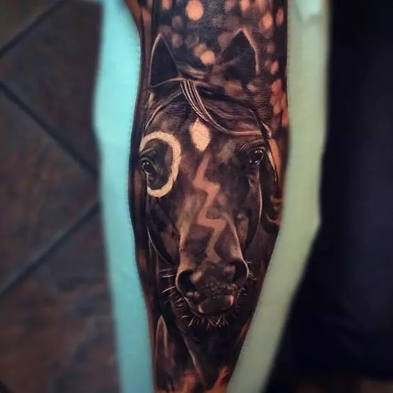 Tattoo Hevosilla: Tatuoinnit, tatuointi hevoset tytöille ja miehille, tatuointi käsillä ja takana, hevosten kallo ja fiery hevonen, muut vaihtoehdot 13974_9