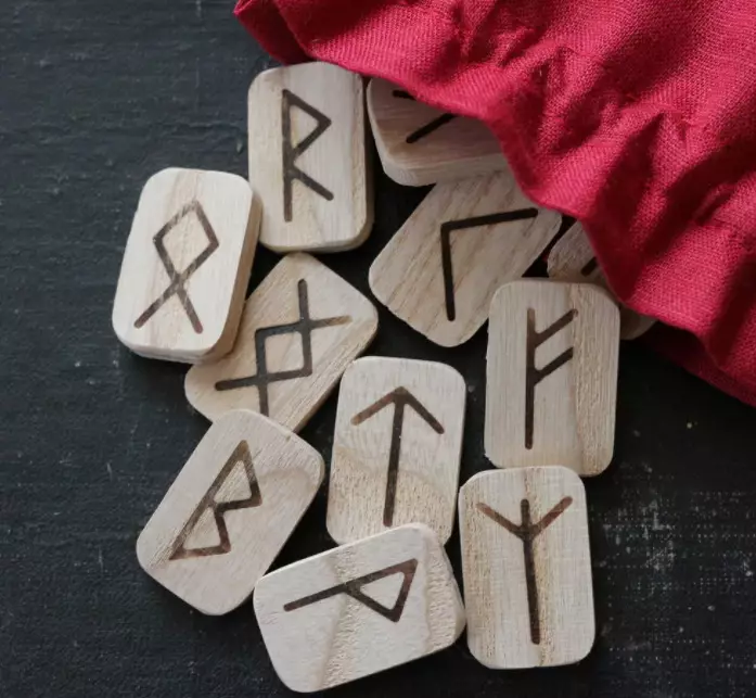 TATTOO "SCANDINAVIAN RUNES": Vikingsin ja luonnoksen Rune-arvo. Runinen tatuointi käsillä, kyynärvarren ja muiden kehon osia