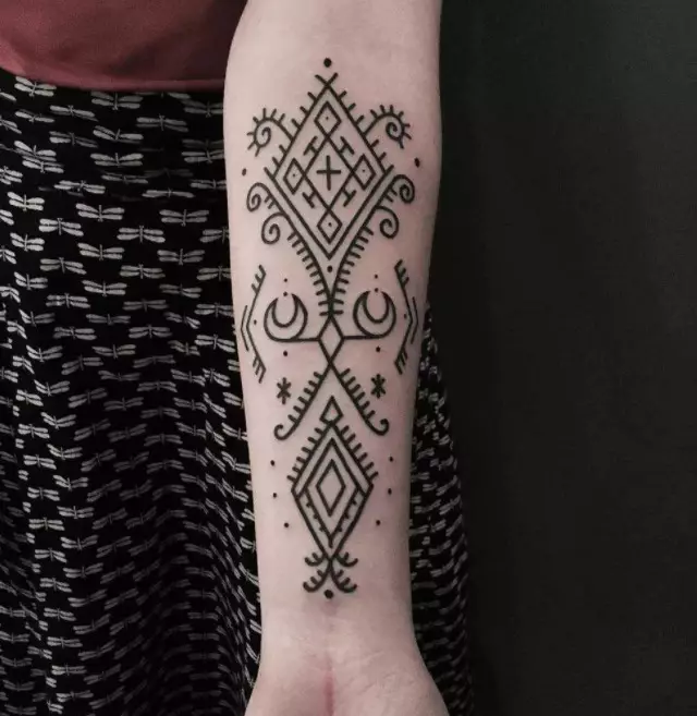 I-tattoo kwi-Forearm (izithombe ezingama-93): Imidwebo yama-tattoos esandleni esivela ebhulashi liye kwi-elbow. I-tattoo encane nenkulu ngaphandle kwengaphambi kwengalo naphakathi, imibono emihle 13976_10