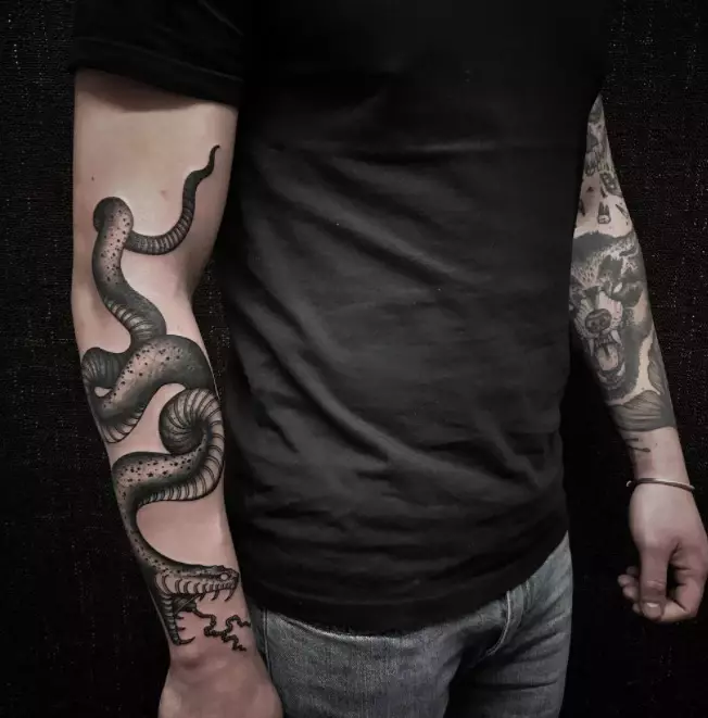 Tattoo op de onderarm (93 foto's): schetsen van tatoeages op de hand van de borstel naar de elleboog. Kleine en grote tatoeage aan de buitenkant van de onderarm en innerlijke, mooie ideeën 13976_25