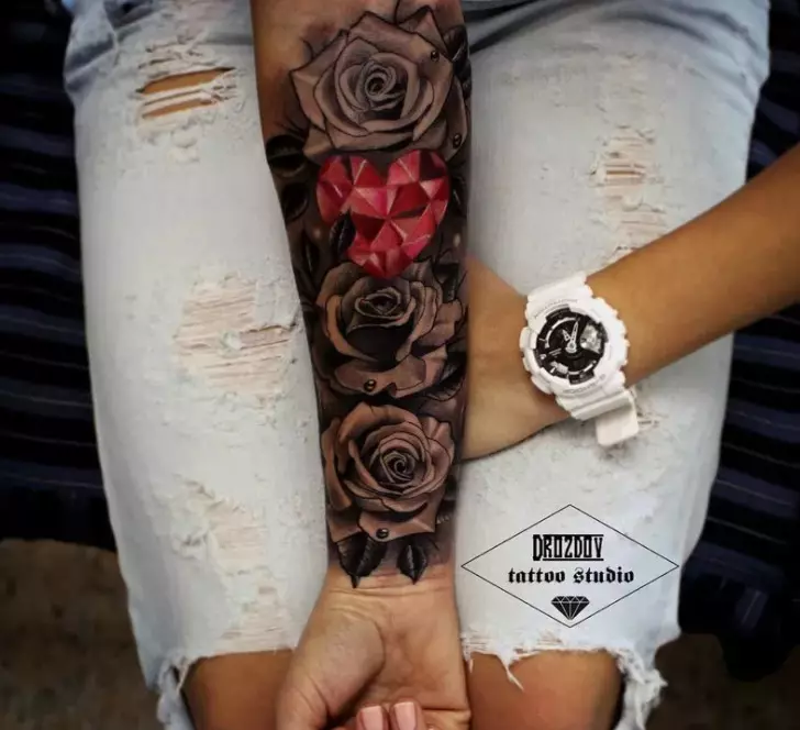 Tattoo på underarmen (93 bilder): Skisser av tatoveringer på hånden fra børsten til albuen. Liten og stor tatovering på utsiden av underarmen og indre, vakre ideer 13976_3