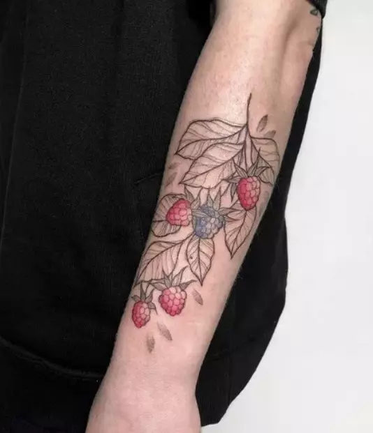 Tatuaj pe antebraț (93 fotografii): schițe de tatuaje pe mâna de pe perie până la cot. Un tatuaj mic și mare în partea exterioară a antebrațului și a ideilor interioare și frumoase 13976_46