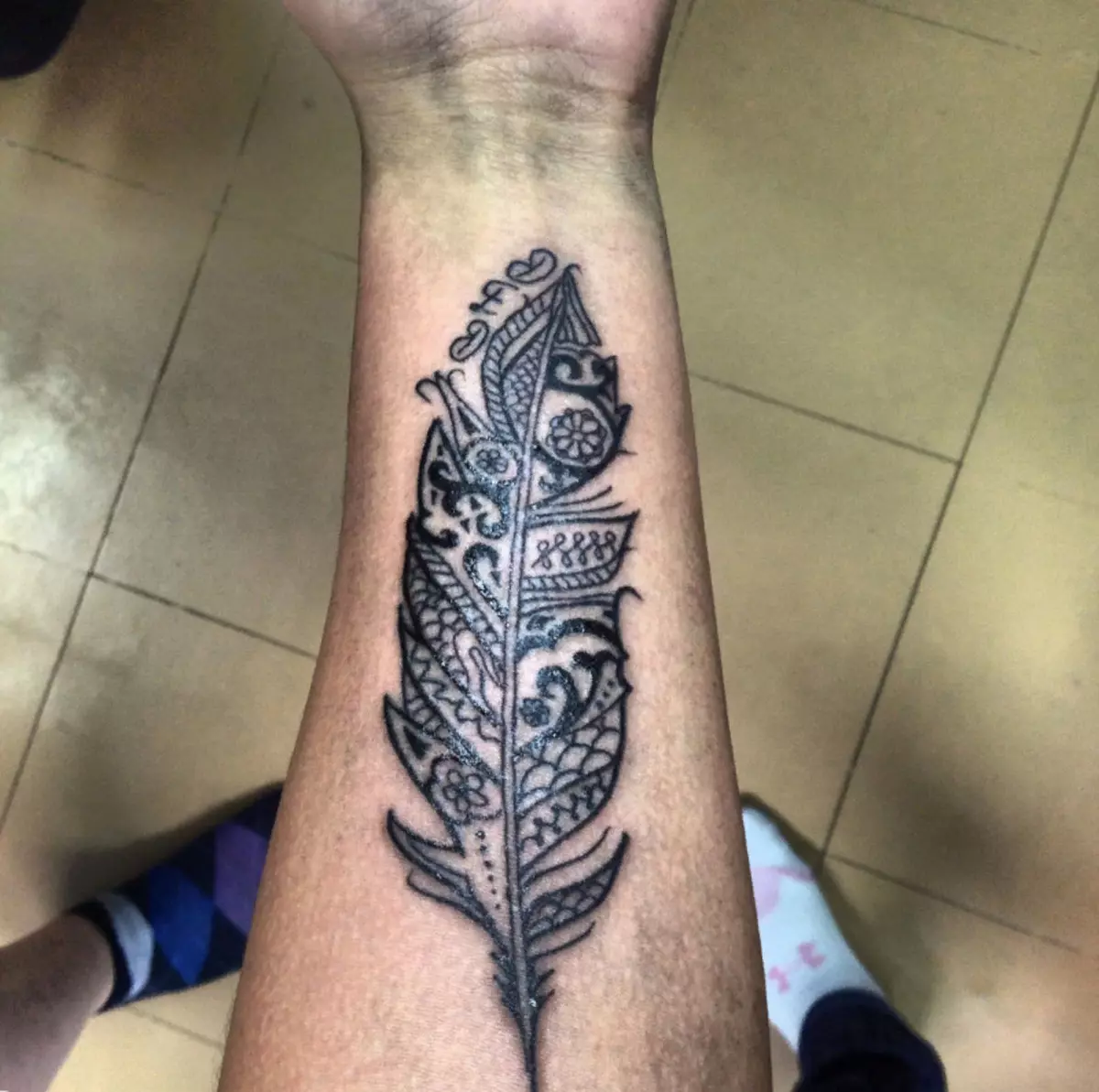 Tetoválás az alkar (93 fotók): Vázlatok a tetoválások a kezét az ecsettel a könyökbe. Kis és nagy tetoválás az alkaron kívül és belső, gyönyörű ötletek 13976_54