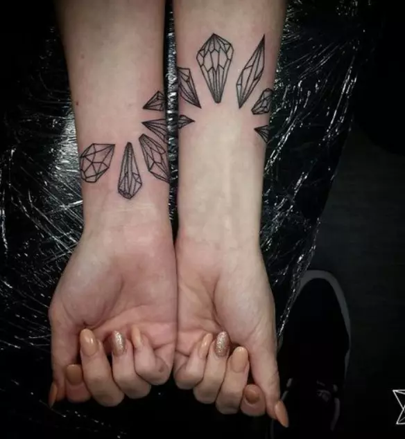 Tatuointi kyynärvarrella (93 kuvaa): Tattooksen luonnokset kädestä harjasta kyynärpään. Pikku ja iso tatuointi kyynärvarren ja sisäisten, kauniiden ideoiden ulkopuolella 13976_56