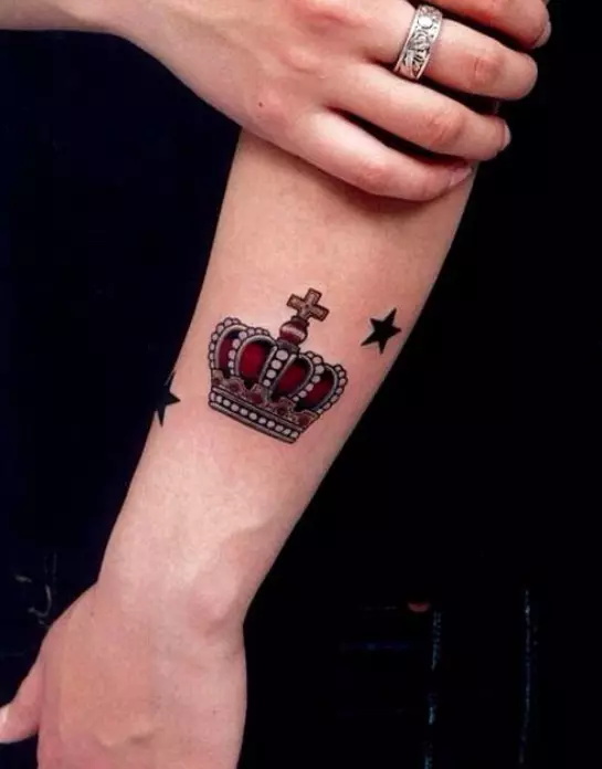 Tatuaj pe antebraț (93 fotografii): schițe de tatuaje pe mâna de pe perie până la cot. Un tatuaj mic și mare în partea exterioară a antebrațului și a ideilor interioare și frumoase 13976_57