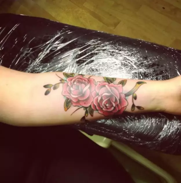 Tattoo on forearm (93 ფოტო): tattoos of tattoos მხრივ ფუნჯი to იდაყვის. პატარა და დიდი tattoo გარეთ forearm და შიდა, ლამაზი იდეები 13976_6