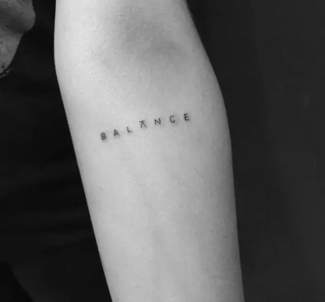 Tattoo på underarmen (93 bilder): Skisser av tatoveringer på hånden fra børsten til albuen. Liten og stor tatovering på utsiden av underarmen og indre, vakre ideer 13976_64
