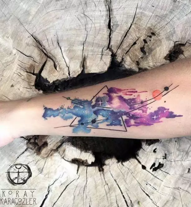Tattoo på underarmen (93 bilder): Skisser av tatoveringer på hånden fra børsten til albuen. Liten og stor tatovering på utsiden av underarmen og indre, vakre ideer 13976_68