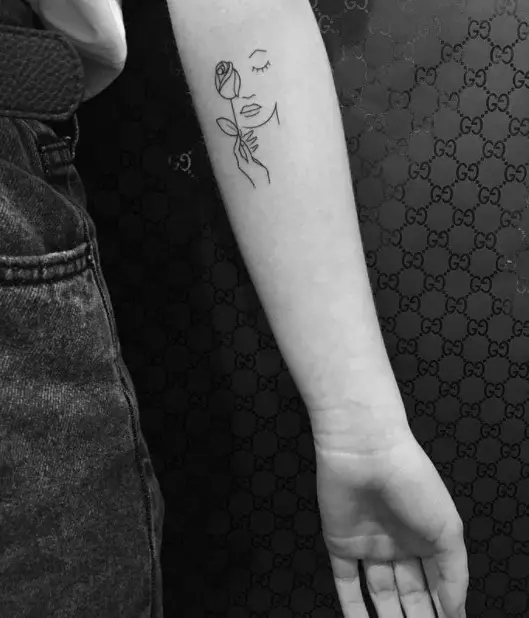 Tattoo ຢູ່ດ້ານຫນ້າ (93 ຮູບ): sketches ຂອງ tattoos ຢູ່ໃນມືຈາກແປງຈາກແປງໄປຫາແຂນສອກ. tattoo ພຽງເລັກນ້ອຍແລະໃຫຍ່ຢູ່ດ້ານນອກຂອງ forearm ແລະພາຍໃນ, ແນວຄວາມຄິດທີ່ສວຍງາມ 13976_78