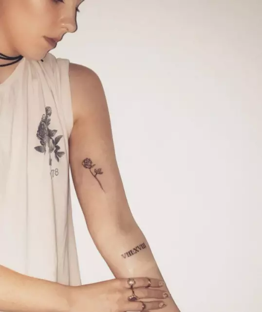 Tetovaža na podlaktici (93 fotografije): skice tetovaže na ruci iz četke na lakat. Mala i velika tetovaža na vanjskoj strani podlaktice i unutrašnjih, prekrasnih ideja 13976_79