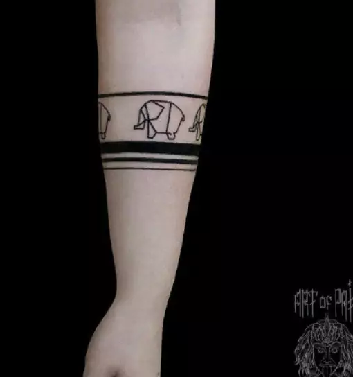 Татуировка на предмишницата (93 снимки): скици от татуировки от ръката от четката към лакътя. Малко и голяма татуировка от външната страна на предмишницата и вътрешните, красиви идеи 13976_80