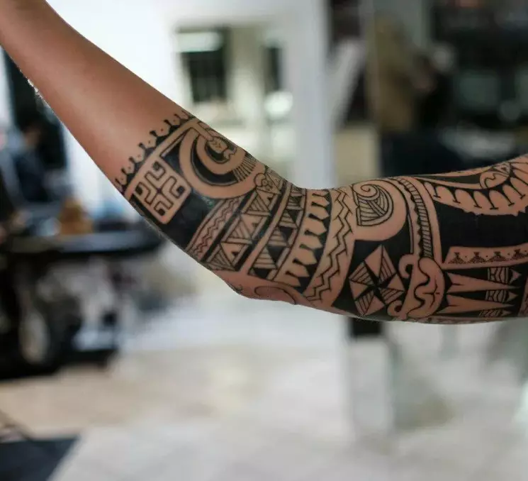 Tattoo på underarmen (93 billeder): skitser af tatoveringer på hånden fra børsten til albuen. Lille og stor tatovering på ydersiden af ​​underarmen og indvendige, smukke ideer 13976_81