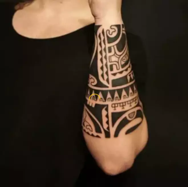 Tattoo na podlaktici (93 fotografije): Skice tetovaža na ruci iz četke do lakta. Mala i velika tetovaža na vanjskoj strani podlaktice i unutarnje, lijepe ideje 13976_82