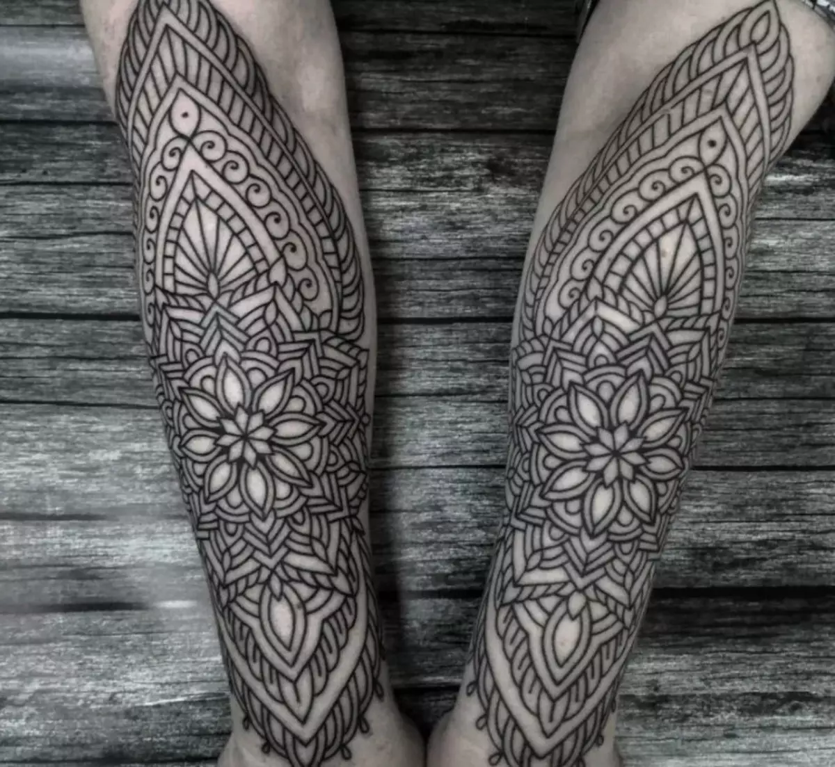 Tetoválás az alkar (93 fotók): Vázlatok a tetoválások a kezét az ecsettel a könyökbe. Kis és nagy tetoválás az alkaron kívül és belső, gyönyörű ötletek 13976_9