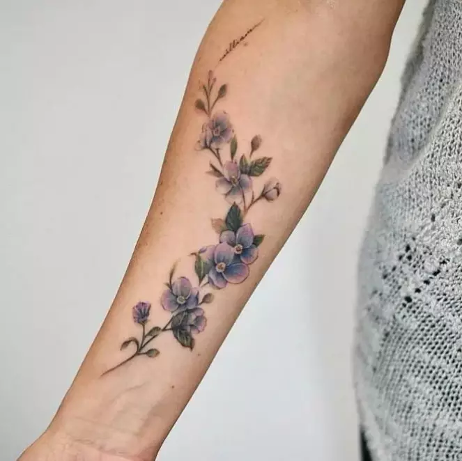 Tattoo på underarmen (93 billeder): skitser af tatoveringer på hånden fra børsten til albuen. Lille og stor tatovering på ydersiden af ​​underarmen og indvendige, smukke ideer 13976_90