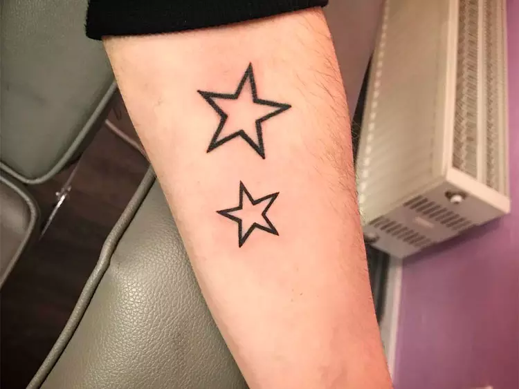 Tattoo cu stele (76 fotografii): Valoarea tatuajelor. Tatuaj pe mâna lui pe încheietura mâinii și pe deget, pe piept și pe alte părți ale corpului printre fete și bărbați. Cinci stele și altele 13977_10