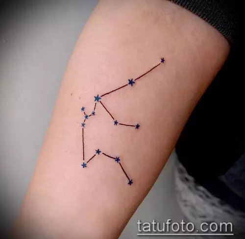 Tattoo cu stele (76 fotografii): Valoarea tatuajelor. Tatuaj pe mâna lui pe încheietura mâinii și pe deget, pe piept și pe alte părți ale corpului printre fete și bărbați. Cinci stele și altele 13977_11