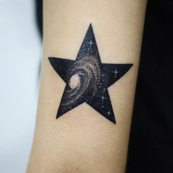 Tattoo cu stele (76 fotografii): Valoarea tatuajelor. Tatuaj pe mâna lui pe încheietura mâinii și pe deget, pe piept și pe alte părți ale corpului printre fete și bărbați. Cinci stele și altele 13977_12
