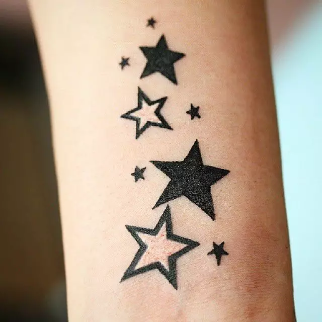 Tattoo cu stele (76 fotografii): Valoarea tatuajelor. Tatuaj pe mâna lui pe încheietura mâinii și pe deget, pe piept și pe alte părți ale corpului printre fete și bărbați. Cinci stele și altele 13977_14
