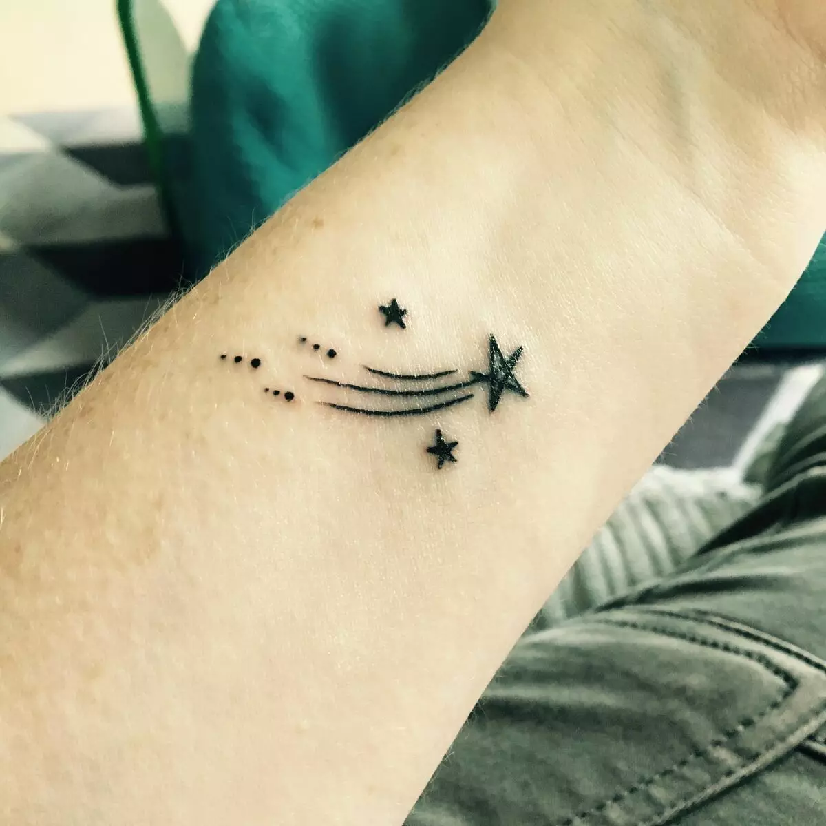 Tattoo cu stele (76 fotografii): Valoarea tatuajelor. Tatuaj pe mâna lui pe încheietura mâinii și pe deget, pe piept și pe alte părți ale corpului printre fete și bărbați. Cinci stele și altele 13977_17