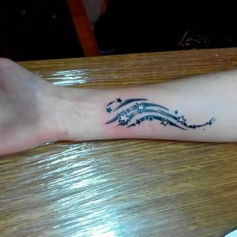 Tattoo cu stele (76 fotografii): Valoarea tatuajelor. Tatuaj pe mâna lui pe încheietura mâinii și pe deget, pe piept și pe alte părți ale corpului printre fete și bărbați. Cinci stele și altele 13977_18
