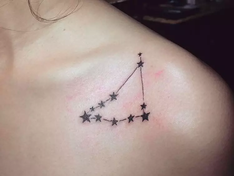 Tattoo cu stele (76 fotografii): Valoarea tatuajelor. Tatuaj pe mâna lui pe încheietura mâinii și pe deget, pe piept și pe alte părți ale corpului printre fete și bărbați. Cinci stele și altele 13977_36