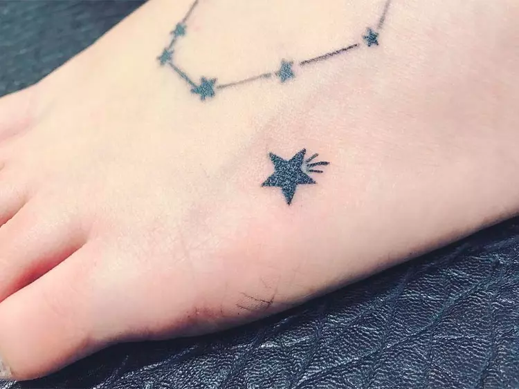 Tattoo cu stele (76 fotografii): Valoarea tatuajelor. Tatuaj pe mâna lui pe încheietura mâinii și pe deget, pe piept și pe alte părți ale corpului printre fete și bărbați. Cinci stele și altele 13977_4