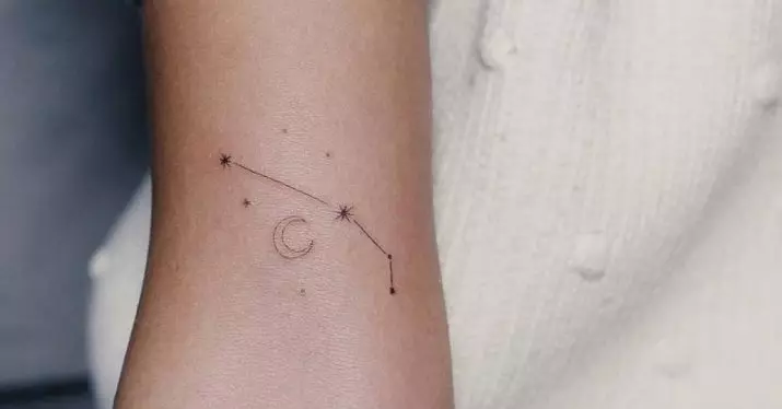 Tattoo cu stele (76 fotografii): Valoarea tatuajelor. Tatuaj pe mâna lui pe încheietura mâinii și pe deget, pe piept și pe alte părți ale corpului printre fete și bărbați. Cinci stele și altele 13977_42