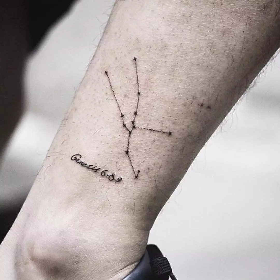 Tattoo cu stele (76 fotografii): Valoarea tatuajelor. Tatuaj pe mâna lui pe încheietura mâinii și pe deget, pe piept și pe alte părți ale corpului printre fete și bărbați. Cinci stele și altele 13977_43