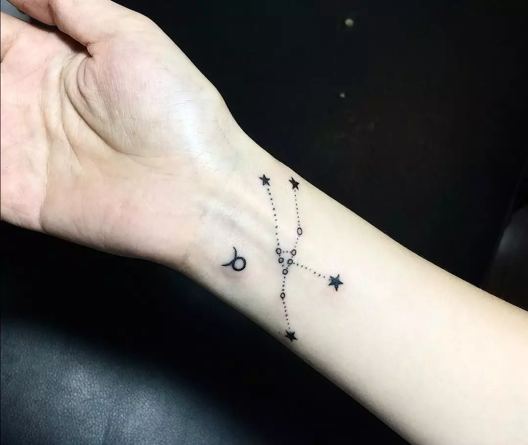 Tattoo cu stele (76 fotografii): Valoarea tatuajelor. Tatuaj pe mâna lui pe încheietura mâinii și pe deget, pe piept și pe alte părți ale corpului printre fete și bărbați. Cinci stele și altele 13977_44