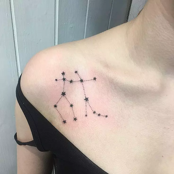 Tattoo cu stele (76 fotografii): Valoarea tatuajelor. Tatuaj pe mâna lui pe încheietura mâinii și pe deget, pe piept și pe alte părți ale corpului printre fete și bărbați. Cinci stele și altele 13977_45