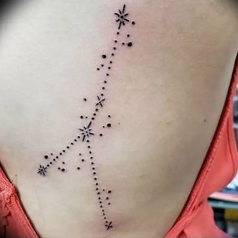 Tattoo cu stele (76 fotografii): Valoarea tatuajelor. Tatuaj pe mâna lui pe încheietura mâinii și pe deget, pe piept și pe alte părți ale corpului printre fete și bărbați. Cinci stele și altele 13977_47