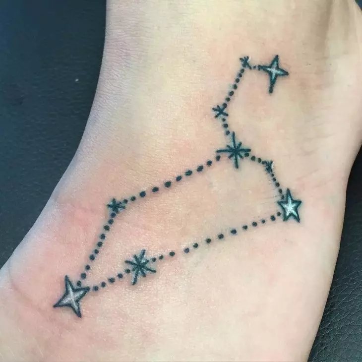 Tattoo cu stele (76 fotografii): Valoarea tatuajelor. Tatuaj pe mâna lui pe încheietura mâinii și pe deget, pe piept și pe alte părți ale corpului printre fete și bărbați. Cinci stele și altele 13977_49