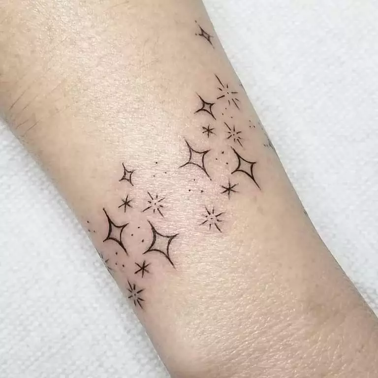 Tattoo cu stele (76 fotografii): Valoarea tatuajelor. Tatuaj pe mâna lui pe încheietura mâinii și pe deget, pe piept și pe alte părți ale corpului printre fete și bărbați. Cinci stele și altele 13977_5