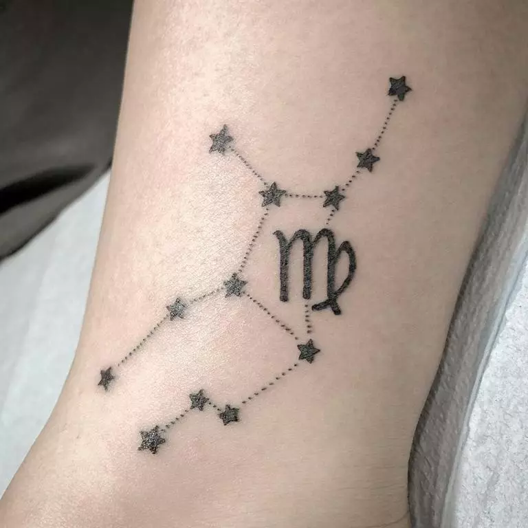 Tattoo cu stele (76 fotografii): Valoarea tatuajelor. Tatuaj pe mâna lui pe încheietura mâinii și pe deget, pe piept și pe alte părți ale corpului printre fete și bărbați. Cinci stele și altele 13977_51