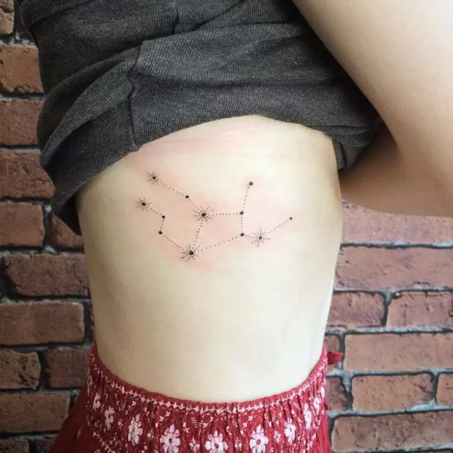 Tattoo cu stele (76 fotografii): Valoarea tatuajelor. Tatuaj pe mâna lui pe încheietura mâinii și pe deget, pe piept și pe alte părți ale corpului printre fete și bărbați. Cinci stele și altele 13977_52