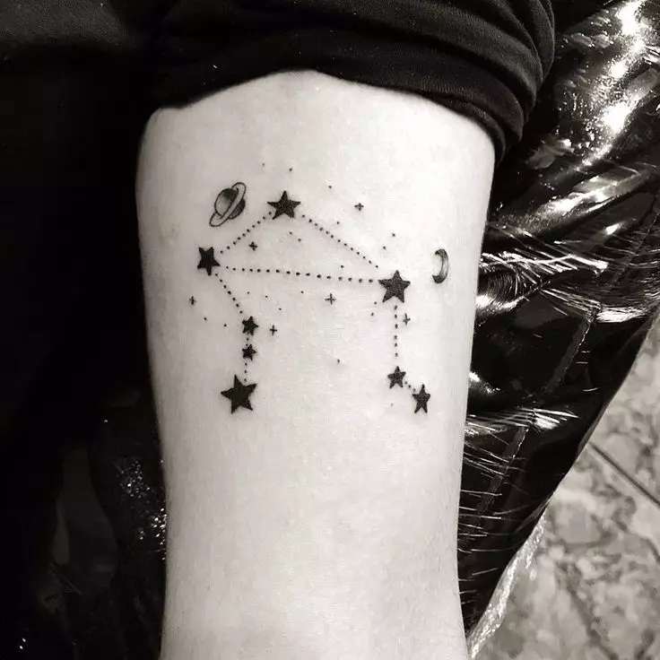 Tattoo cu stele (76 fotografii): Valoarea tatuajelor. Tatuaj pe mâna lui pe încheietura mâinii și pe deget, pe piept și pe alte părți ale corpului printre fete și bărbați. Cinci stele și altele 13977_53