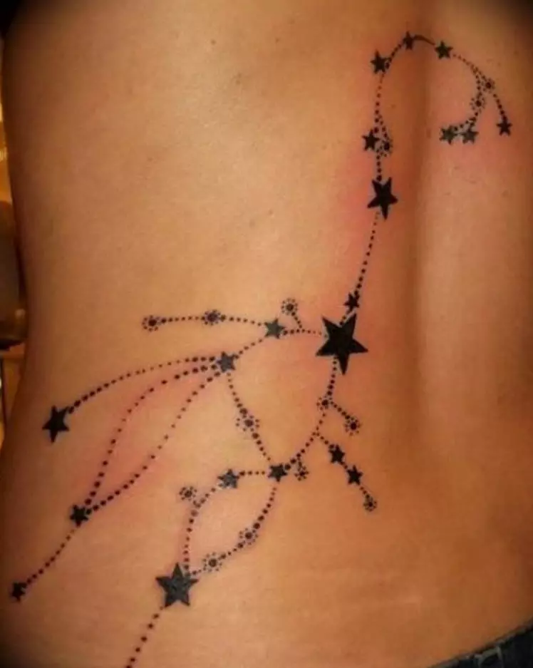Tattoo cu stele (76 fotografii): Valoarea tatuajelor. Tatuaj pe mâna lui pe încheietura mâinii și pe deget, pe piept și pe alte părți ale corpului printre fete și bărbați. Cinci stele și altele 13977_55