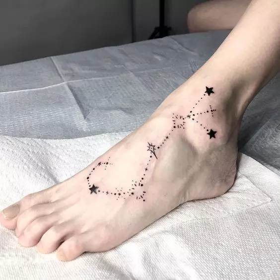 Tattoo cu stele (76 fotografii): Valoarea tatuajelor. Tatuaj pe mâna lui pe încheietura mâinii și pe deget, pe piept și pe alte părți ale corpului printre fete și bărbați. Cinci stele și altele 13977_57