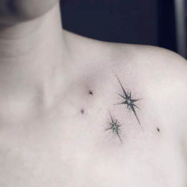 Tattoo cu stele (76 fotografii): Valoarea tatuajelor. Tatuaj pe mâna lui pe încheietura mâinii și pe deget, pe piept și pe alte părți ale corpului printre fete și bărbați. Cinci stele și altele 13977_7