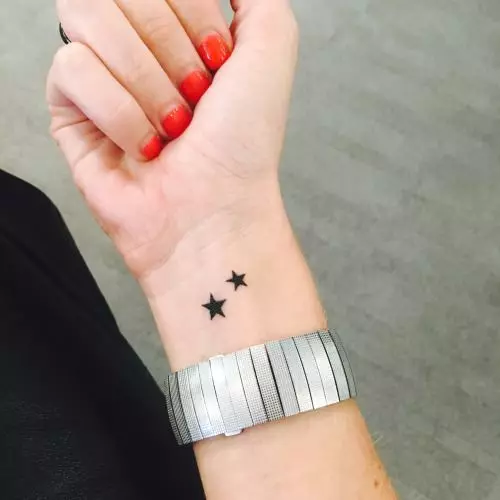 Tattoo cu stele (76 fotografii): Valoarea tatuajelor. Tatuaj pe mâna lui pe încheietura mâinii și pe deget, pe piept și pe alte părți ale corpului printre fete și bărbați. Cinci stele și altele 13977_72